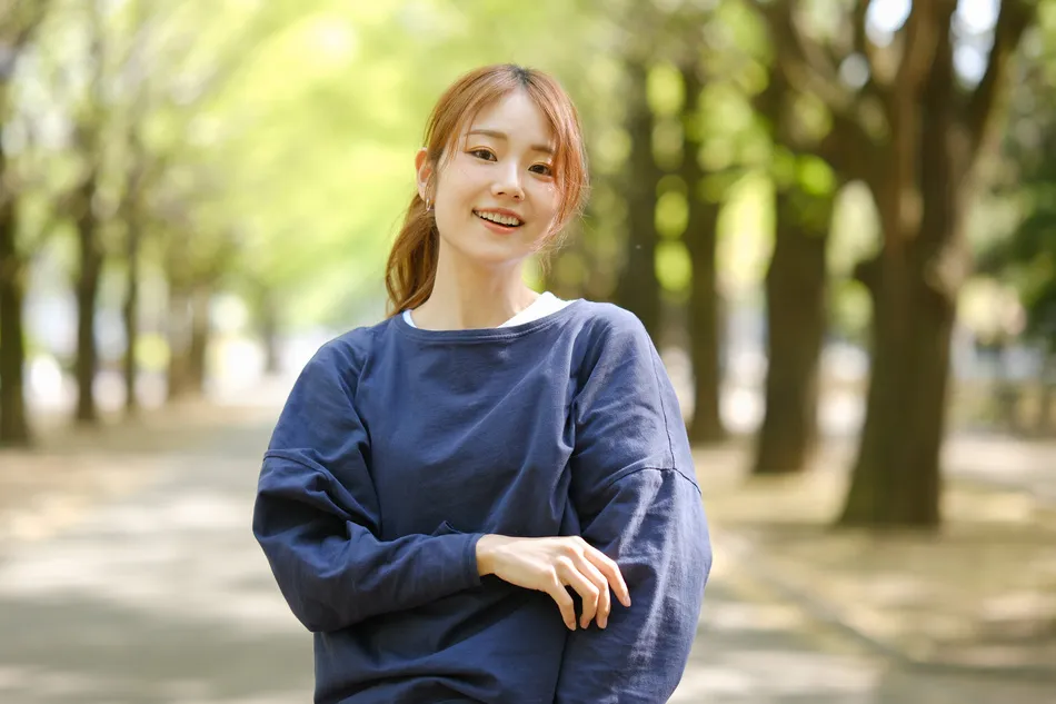 スウェットを着た女性